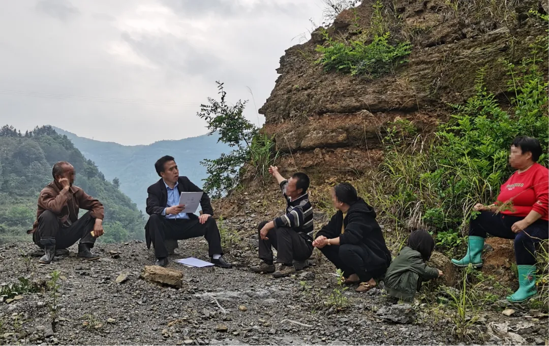 任迪（左二）到板溪鎮(zhèn)高枧村現(xiàn)場調(diào)解土地承包經(jīng)營權(quán)糾紛