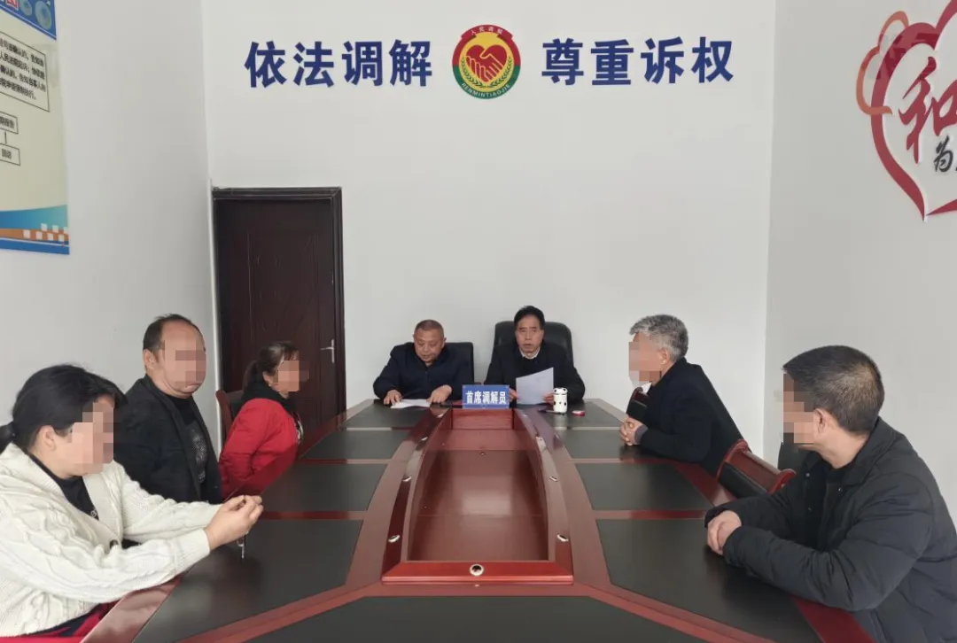 任迪(右三)調解板溪鎮板溪村村民相鄰權糾紛。