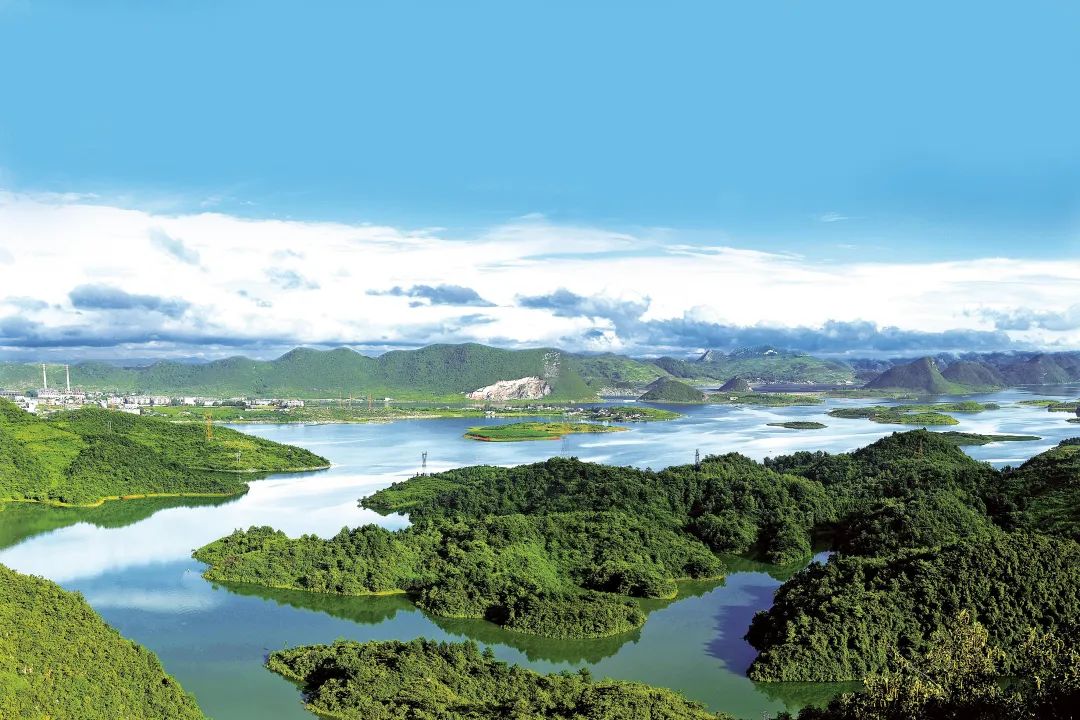 國家4A級旅游景區(qū)紅楓湖位于貴陽市清鎮(zhèn)市城區(qū)西部,地處烏江流域貓?zhí)又杏危蛎娣e57.2平方公里,由北湖、中湖、南湖及后湖組成,是貴州高原上一顆璀璨的明珠。張?zhí)炝謹(jǐn)z