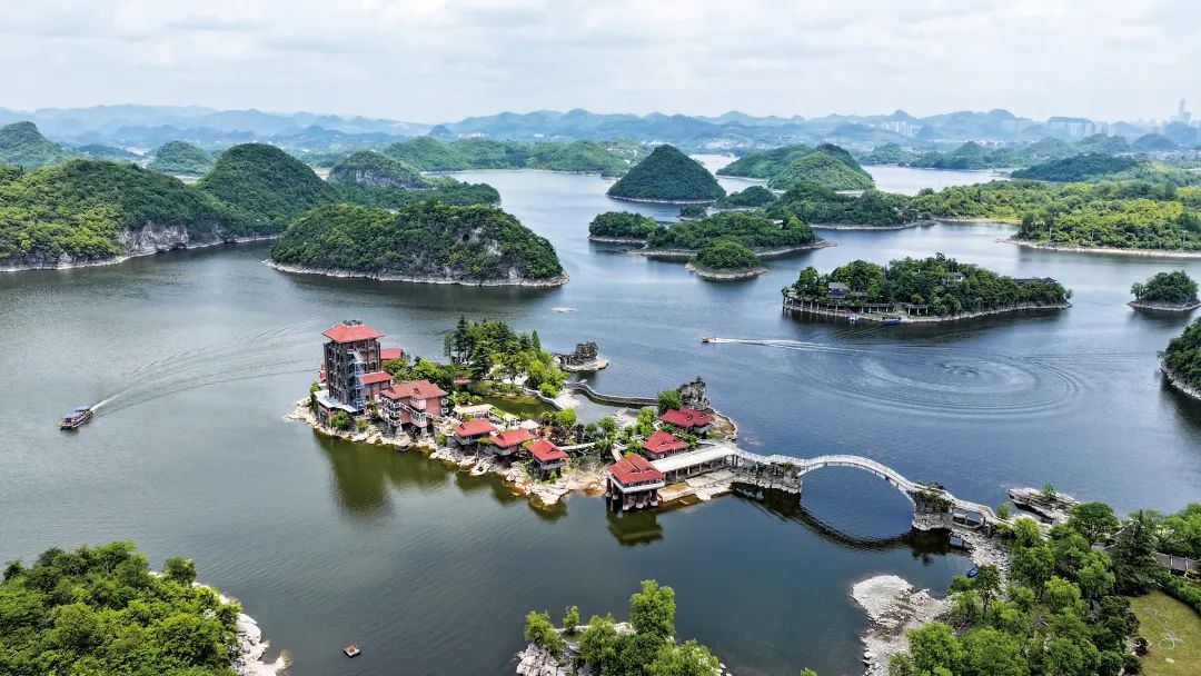 貴陽市觀山湖區(qū)百花湖風(fēng)景區(qū),108個大小不一、形態(tài)各異的島嶼綠意盎然,游客泛舟其間,盡享愜意生態(tài)之旅。韋貴金攝
