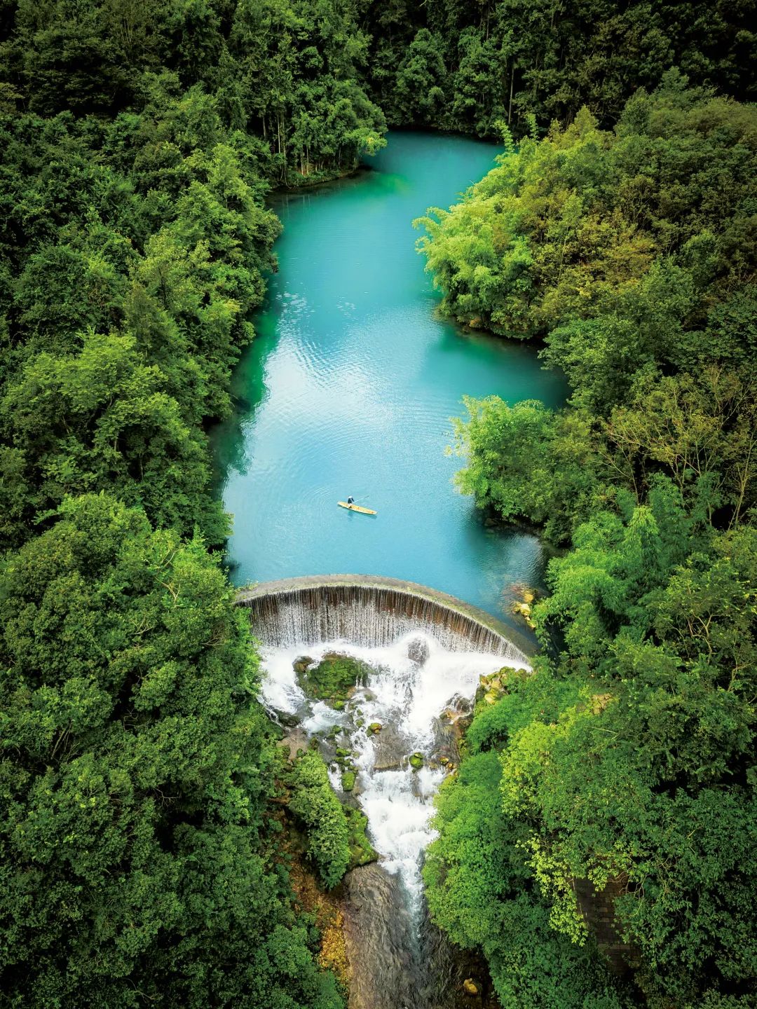 黔南州荔波小七孔景區(qū)臥龍?zhí)毒包c。劉黃曉東攝