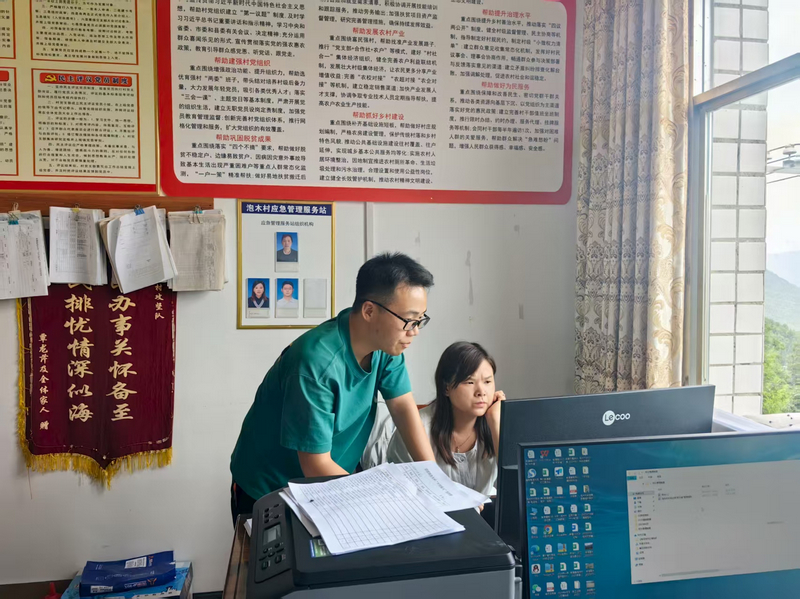 縣統計局業務骨干到村開展一“張表”實地培訓指導。