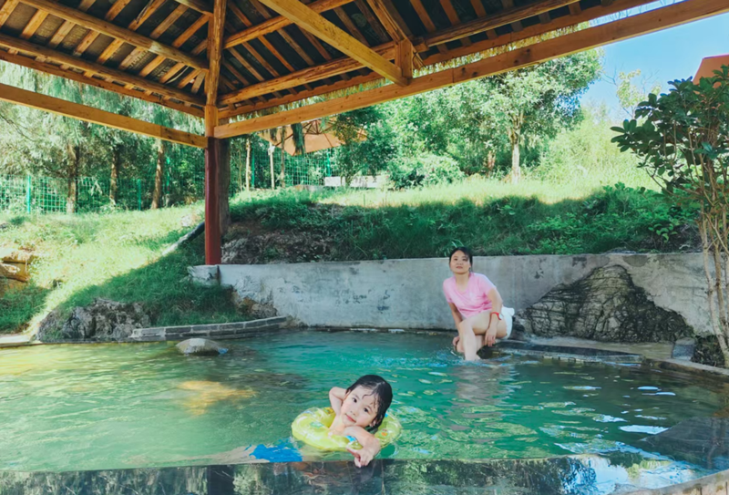 親子泡湯瞬間，定格夏日溫馨時刻。張川攝
