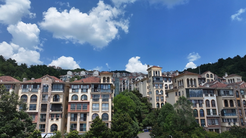 避暑地產(chǎn)被銷售一空的房屋。胡倩攝