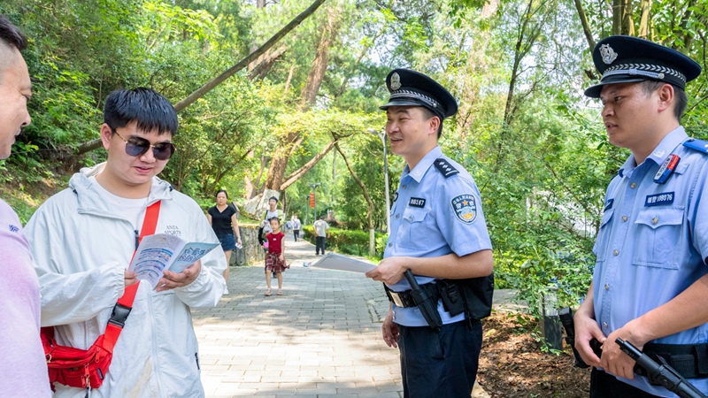 民警在百花湖景區巡邏,并向游客開展防溺水、反詐防騙等安全知識宣傳。