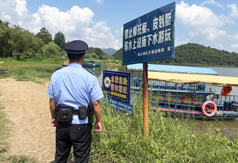 對百花湖沿岸的警示牌進行檢查。