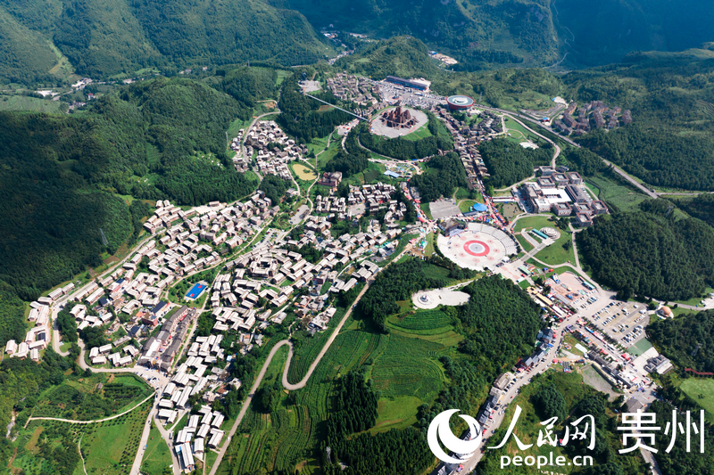 火把季期間,野玉海國家級旅游度假區車水馬龍。人民網記者 涂敏攝