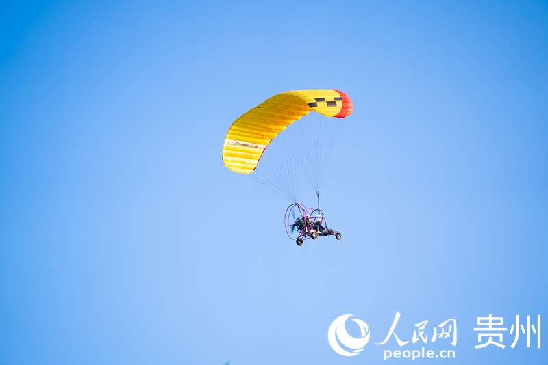 野玉海國家級旅游度假區里,游客正在體驗滑翔飛行。人民網記者 涂敏攝