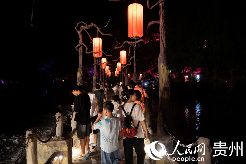 《再回西游》演出結束,游客意猶未盡走向文創小劇場。人民網記者 涂敏攝