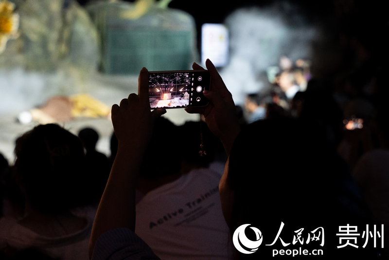 《再回西游》演出現場,游客用手機記錄精彩瞬間。人民網記者 涂敏攝