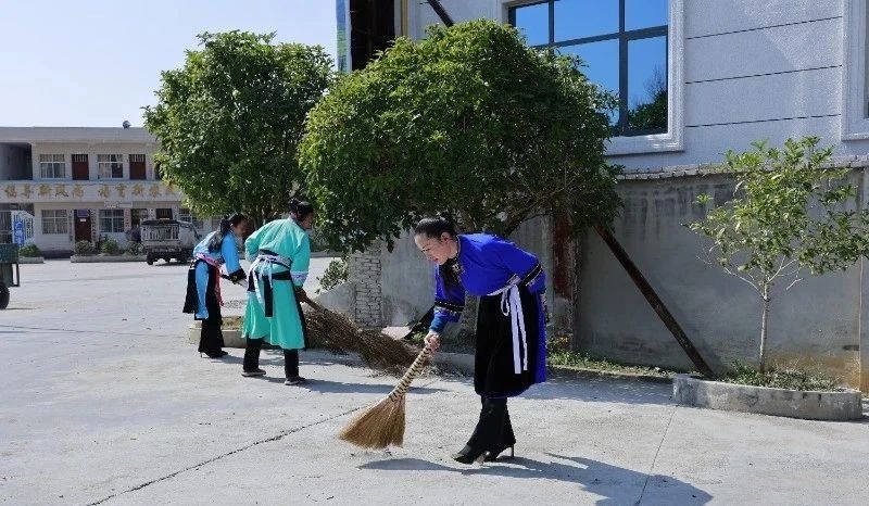 明屯嬢嬢志愿服務(wù)隊開展環(huán)境衛(wèi)生整治志愿服務(wù)活動。