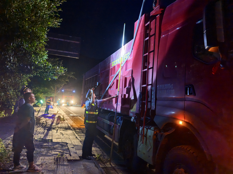 執法人員對車輛外廓尺寸進行測量。