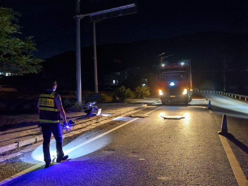 執法人員對涉嫌超限運輸車輛引導過磅。