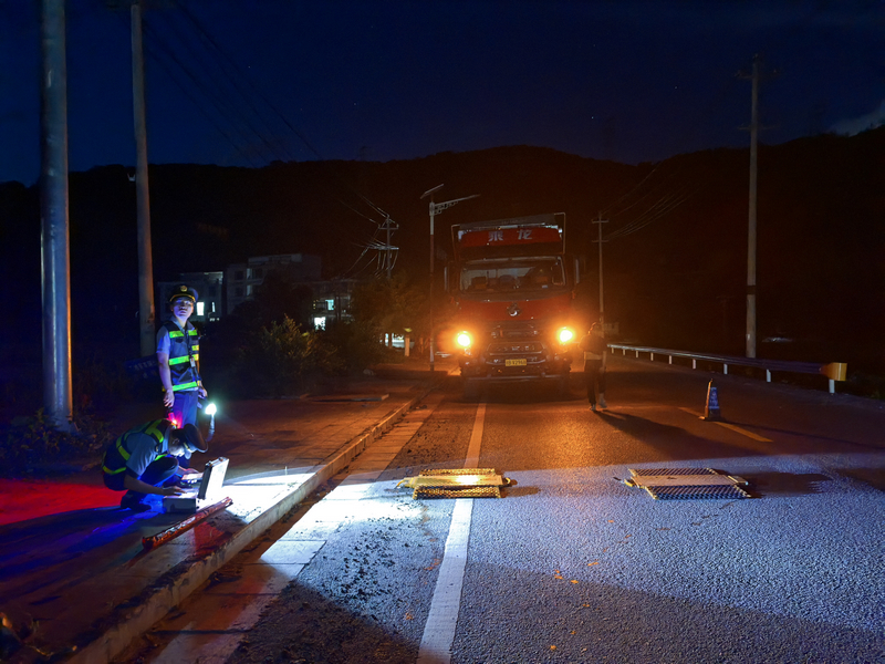 執法人員在夜間開展打擊“百噸王”專項行動。