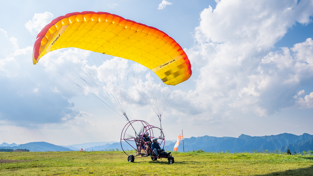 行進中國 | 向云端！“低空游”解鎖山地新玩法