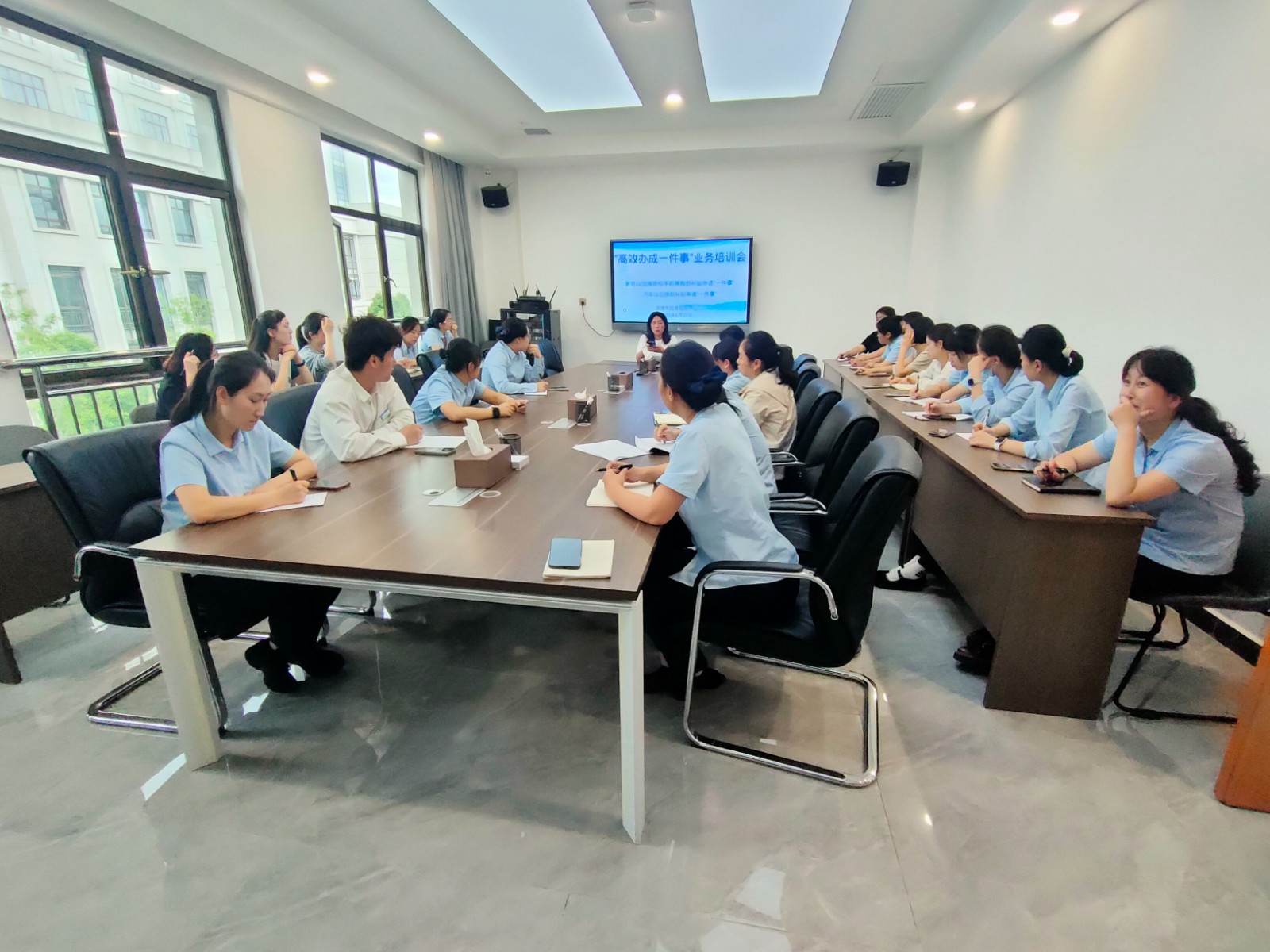 加強(qiáng)業(yè)務(wù)培訓(xùn).jpg