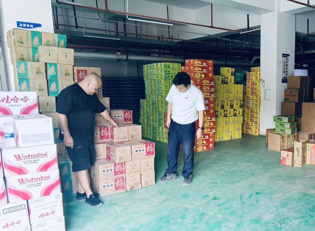 貴州銀行助力受災(zāi)群眾和企業(yè)復(fù)工復(fù)產(chǎn)。