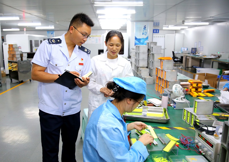 3 七星關區稅務局稅務干部實地走訪高新技術企業，“點對點”向企業宣傳解讀研發費用加計扣除等稅收政策。鄭婷攝