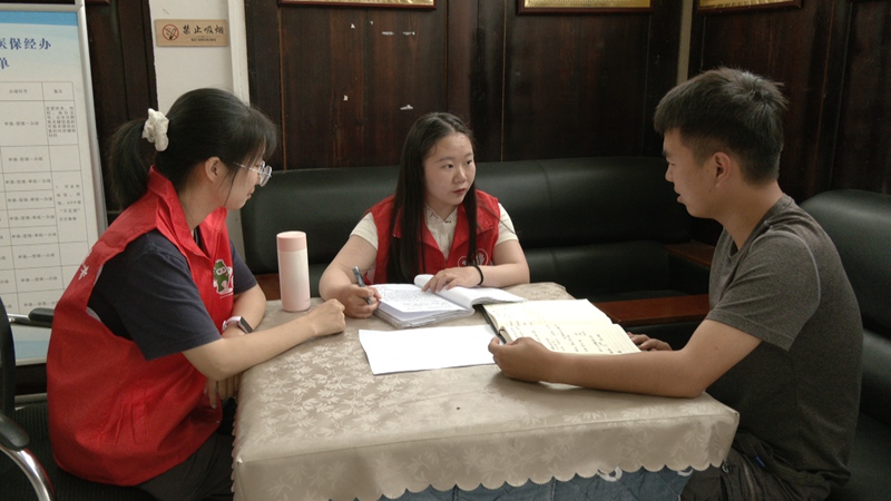 西部計劃志愿者正在認真工作。