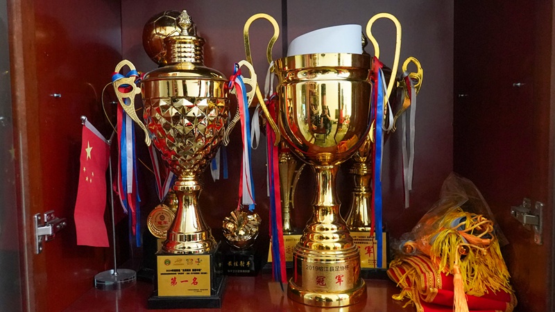 “龍泉井村球隊”榮譽柜一角。