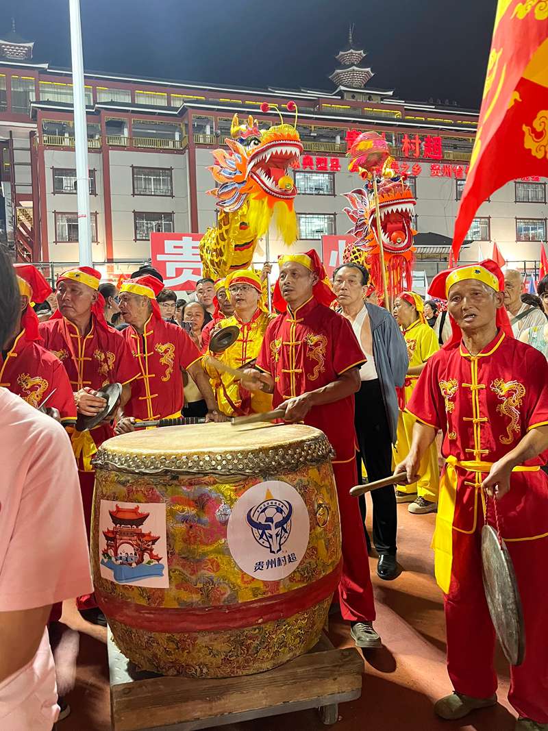 感恩巡游當天的“龍泉井村”，楊明剛擂鼓。