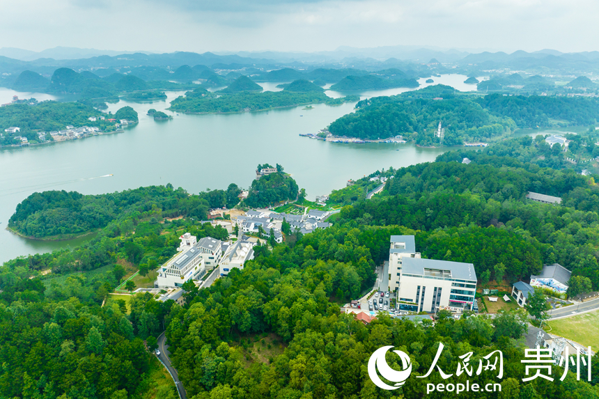 航拍貴陽觀山湖區高寨村。人民網 陽茜攝