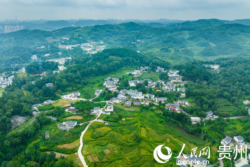 航拍貴陽觀山湖區高寨村。人民網 陽茜攝