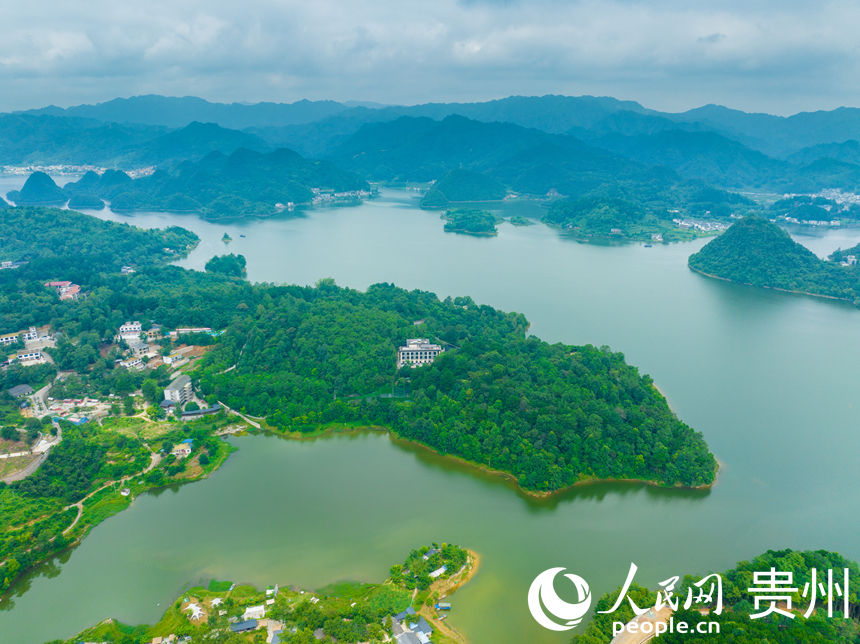 航拍貴陽觀山湖區高寨村。人民網 陽茜攝