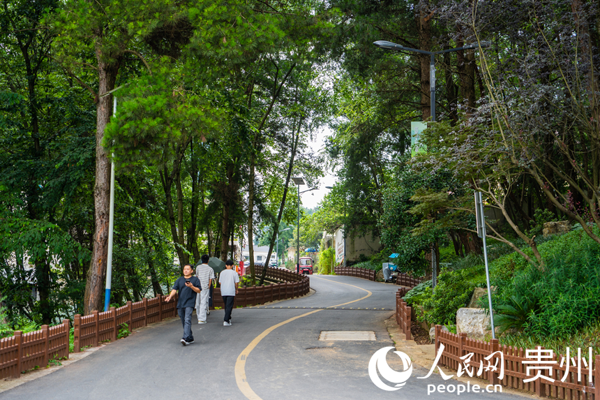村寨內干凈整潔的街道。人民網 陽茜攝