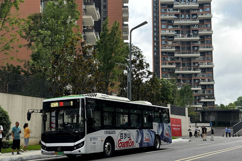 7路公交車駛入鐵建城社區。