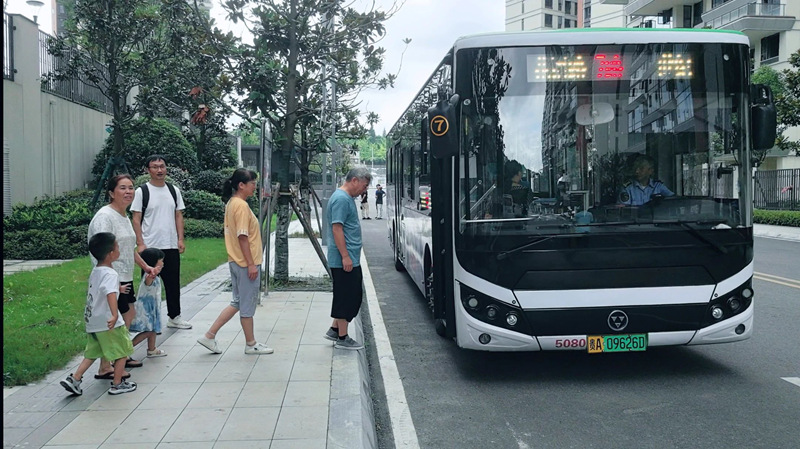 優化后的公交線路方便鐵建城居民出行。