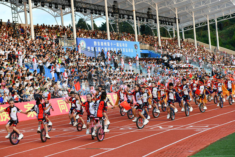 2小朋友在黃平縣體育公園開幕式上表演騎著獨輪車表演。梁文攝