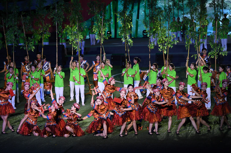 演職人員在黃平縣體育公園開幕式上表演。梁文攝