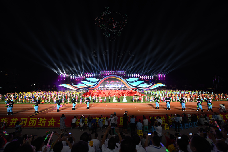 演職人員在黃平縣體育公園開幕式上表演。王超攝