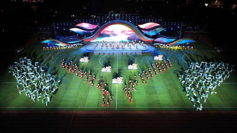 演職人員在黃平縣體育公園開幕式上表演。陳孝新攝