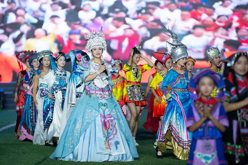 8月8日,黔東南州黃平縣體育公園,演員們在黔東南州第十一屆運動會暨第五屆少數民族傳統體育運動會開幕式上演出。潘柄戎攝