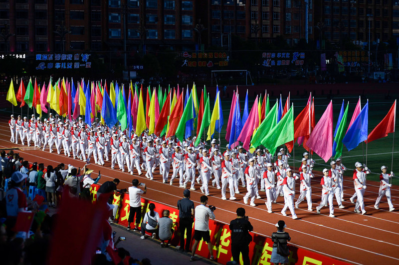 2025年8月8日，彩旗方陣在黃平縣體育公園入場儀式上走過主席臺。龍金藝攝