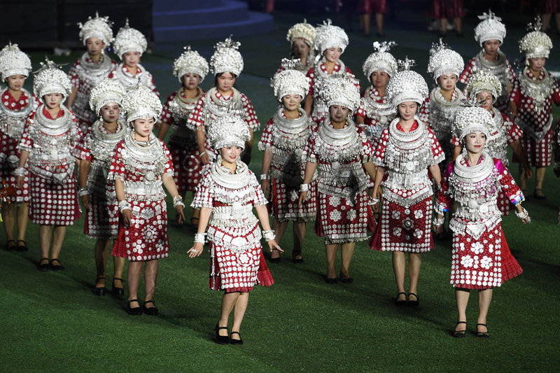 當地群眾在黃平縣體育公園開幕式上展示盛裝。梁文攝