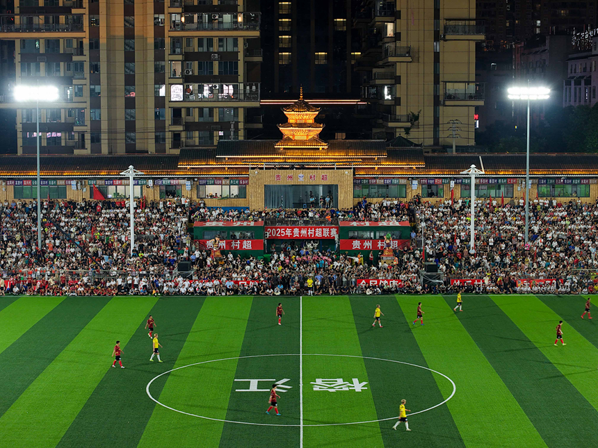 總決賽現(xiàn)場,看臺座無虛席。龍建睿攝