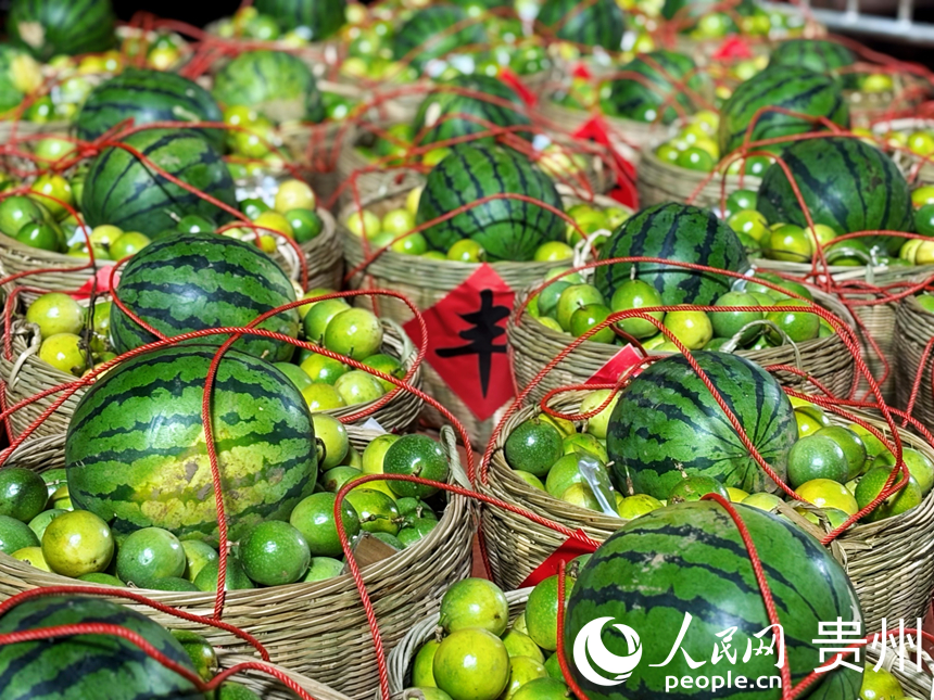 榕江縣為“村超”參與者準備了本地特產。人民網記者 高華攝