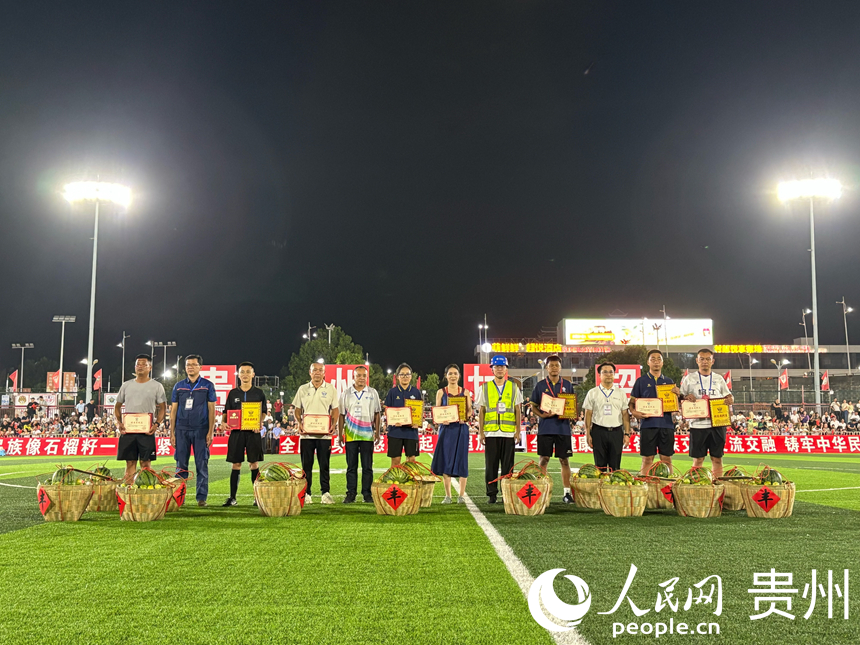 頒獎環節領獎人收獲滿滿。人民網記者 高華攝