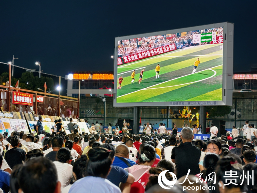 大屏幕前聚集了大批觀眾。人民網(wǎng)記者 高華攝