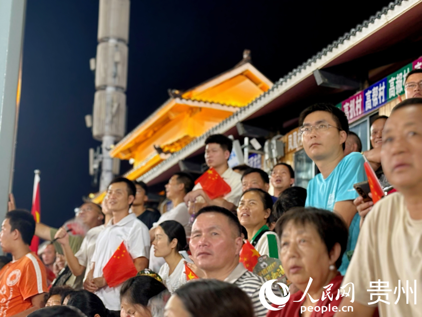 6、觀眾聚精會神地關注著球場動態。人民網記者 高華攝