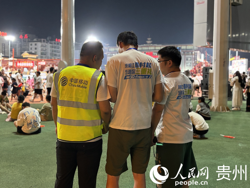 前端保障組人員在球場內(nèi)測試信號。人民網(wǎng)記者 高華攝