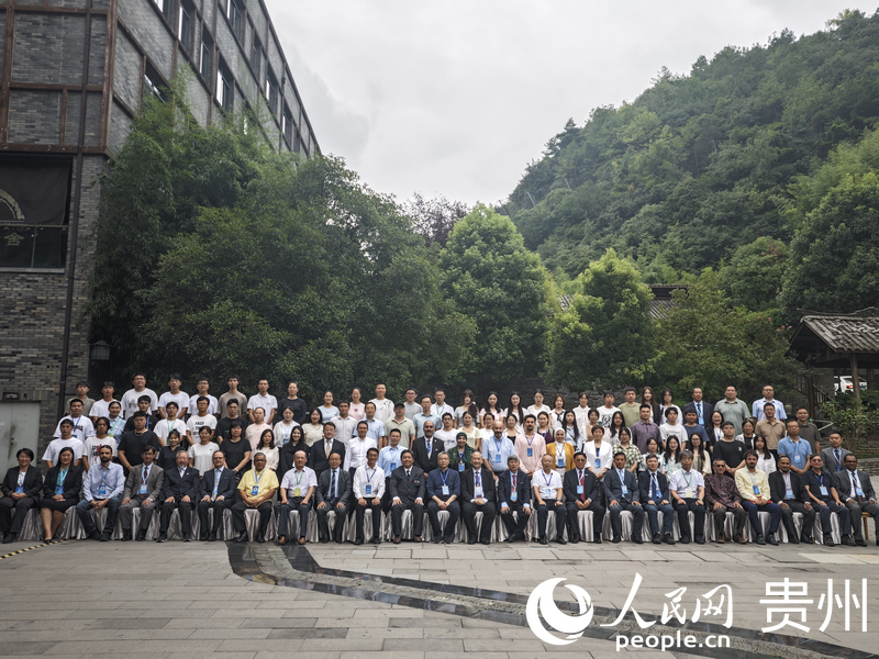 合影留念。人民網 黃小桃攝