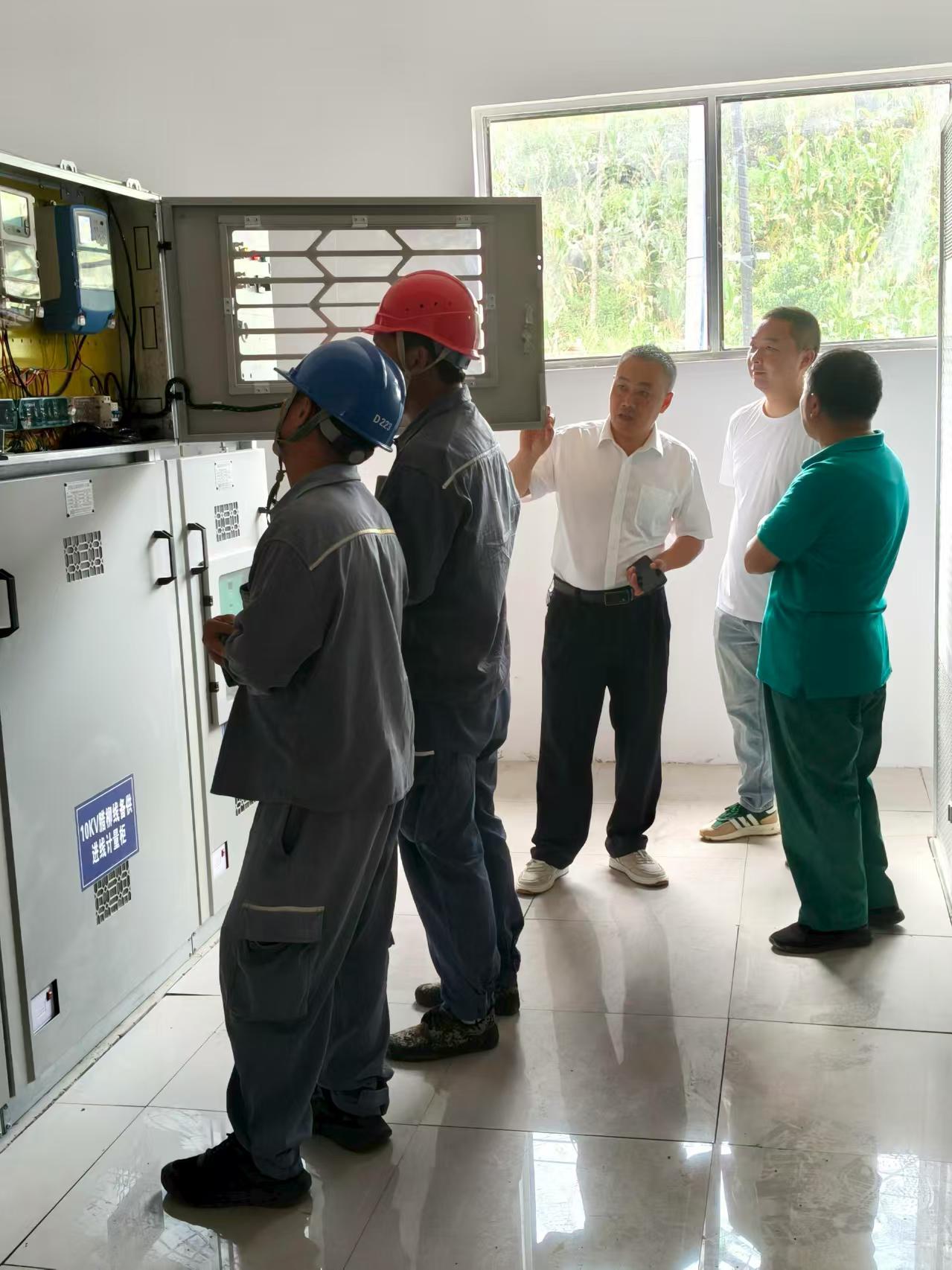 工作人員對(duì)企業(yè)用電設(shè)備進(jìn)行檢查。貞豐供電局供圖
