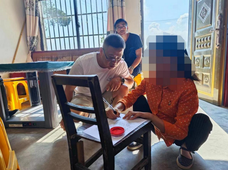 .息烽縣司法局工作人員上門為群眾服務。