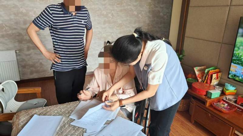 公證員上門為群眾服務。