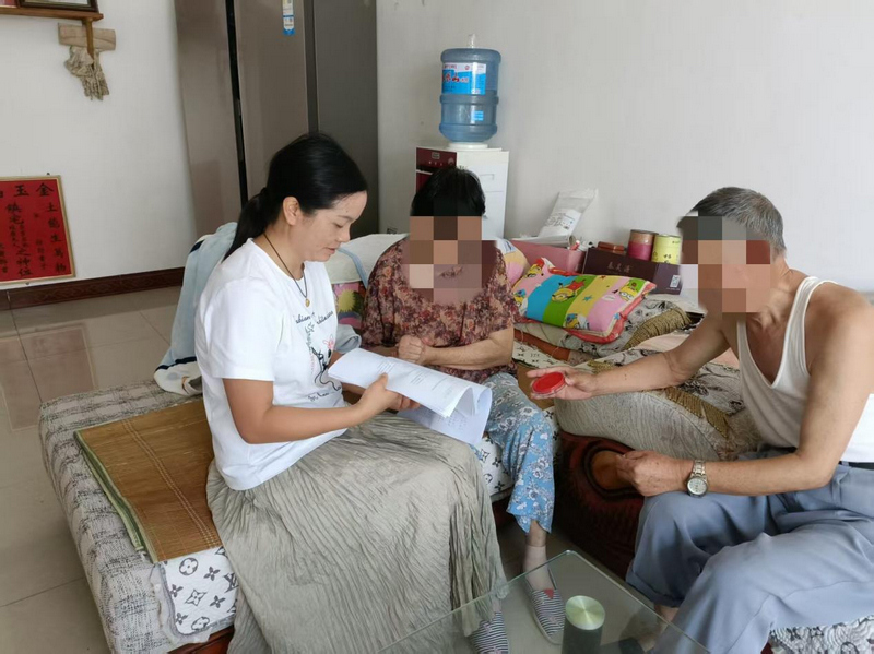 公證員上門為群眾服務。