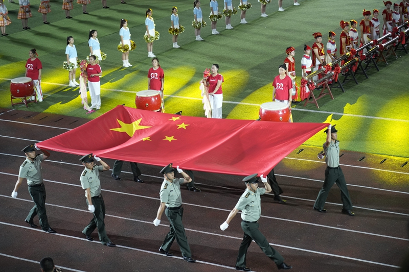 國旗護衛隊入場。黃石明攝